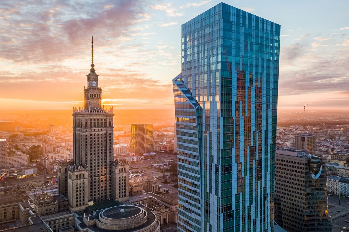 Wieżowiec Złota 44 nad panoramą Warszawy